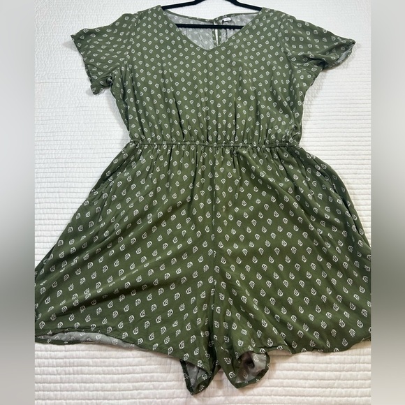 Old Navy Green Print Shorts Romper. Size XL. - Picture 4 of 11
